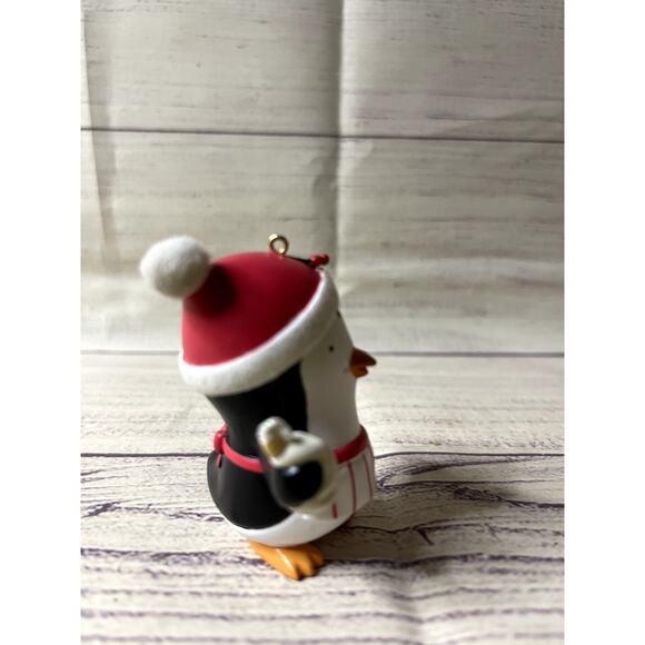 Hallmark Keepsake Ornament South Pole Pals Skip 2007 with original box - Picture 4 of 9